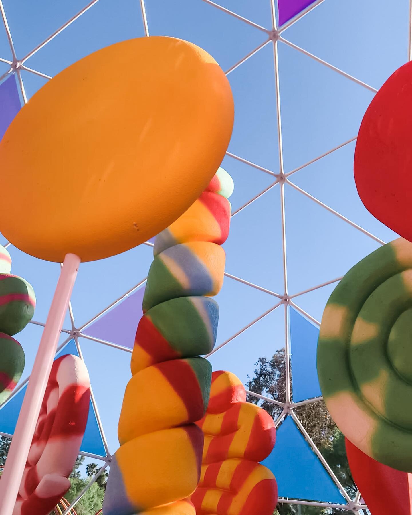 🍭 Sugar Rush is a new walk through experience in Woodland Hills! 🍬 It&rsquo;ll be open through May 2nd. I recommend visiting once the sun has set to see the activations lit up with lights. ✨