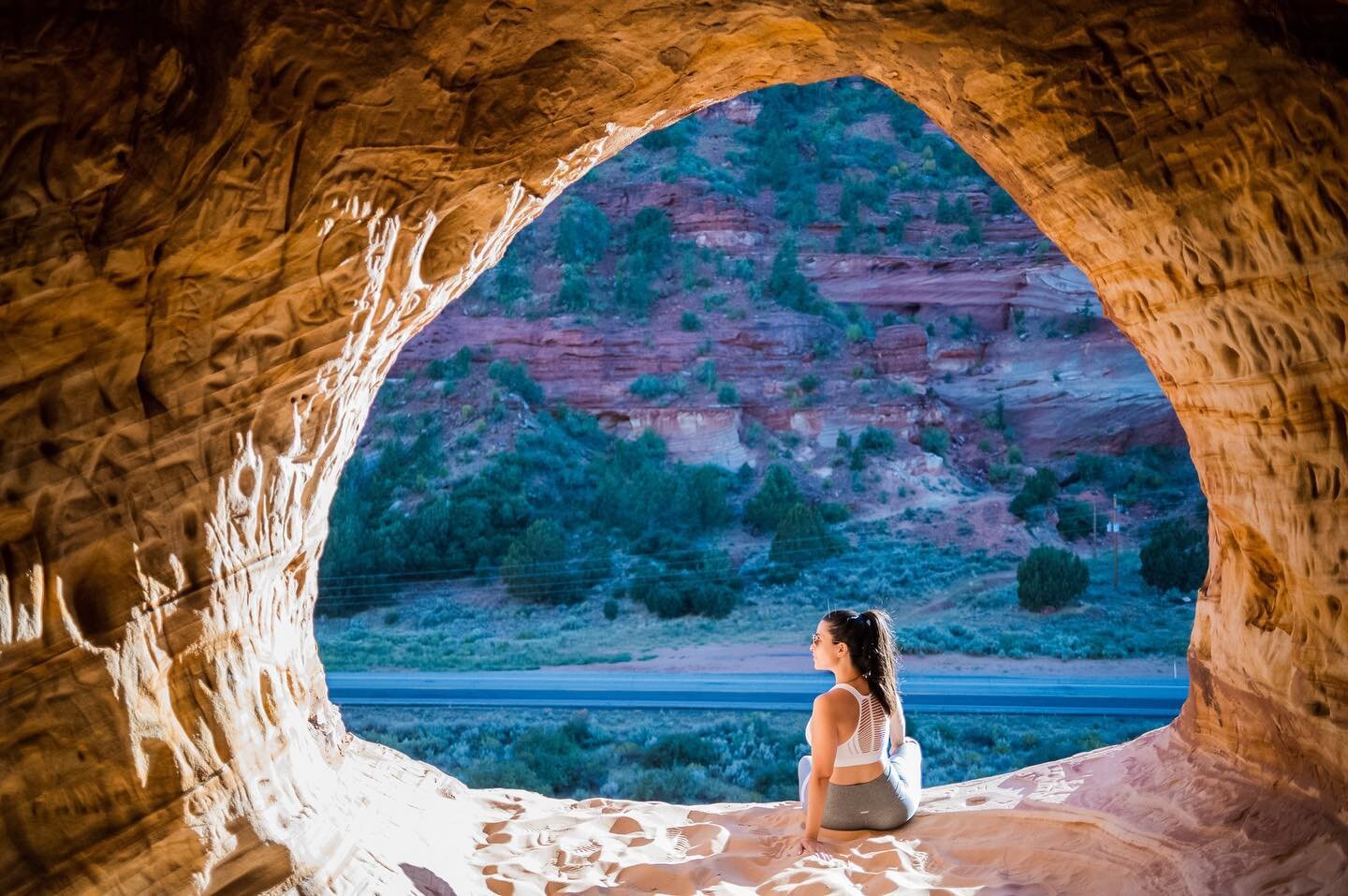 Cave with a view 😍
#kanabutah #kanabutah #utah #moquicaverns #moquisandcaves #outdoor #hiking #adventure