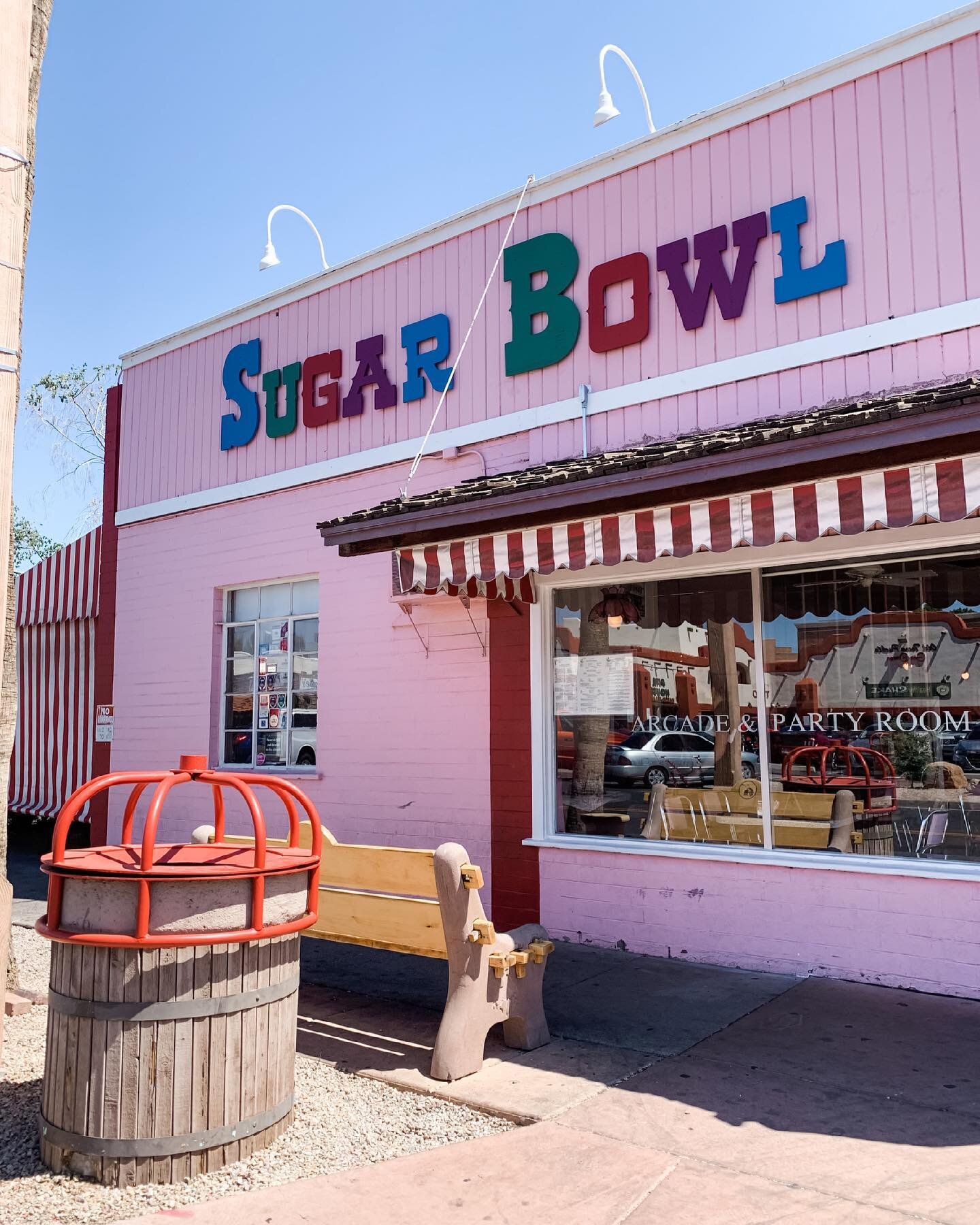 This ice cream shop in Scottsdale, Arizona is covered in pink 🍨 💗 
#sugarbowl #arizona #scottsdale #scottsdaleaz